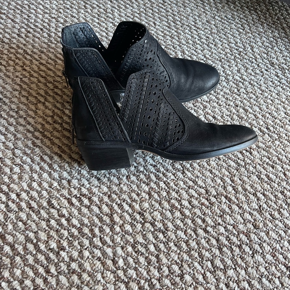 VINCE CAMUTO Womens Prasata Ancle Boots Back Zip Cutout/ Size 6.5 M